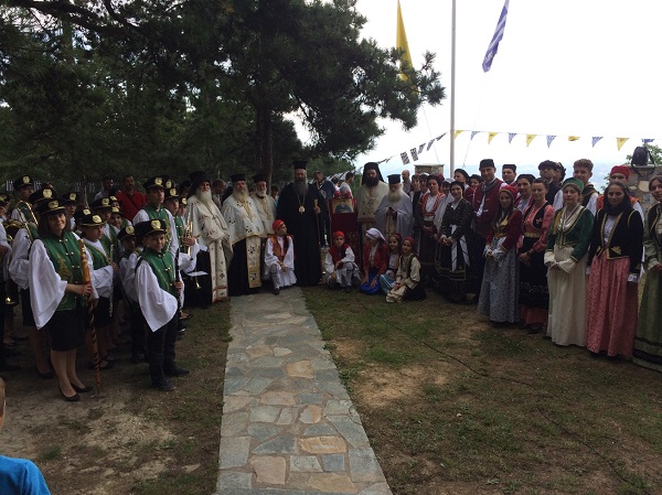 Προσκύνημα νέων ζευγαριών στο Σταυρό του Αγίου Κοσμά του Αιτωλού στην Πιερία