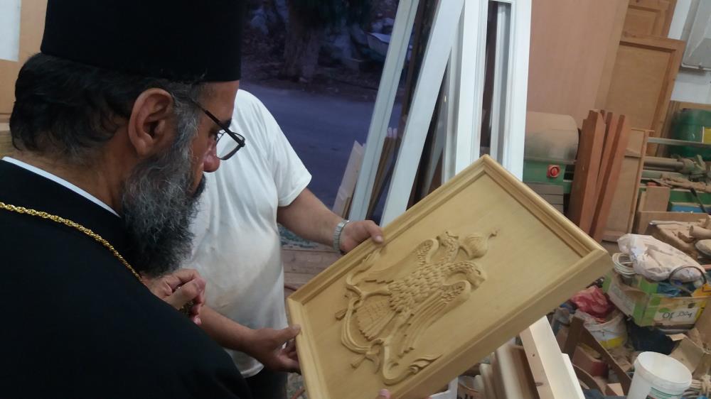 Στους ξυλογλύπτες της Σύμης ο Μητροπολίτης Χρυσόστομος