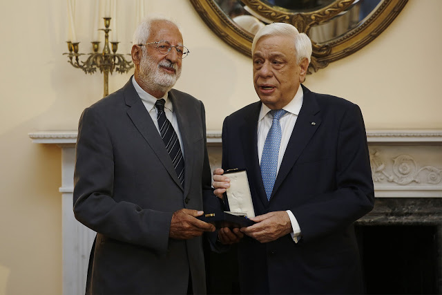Βράβευση Μ. Χατζηγιακουμή από τον Πρόεδρο της Δημοκρατίας