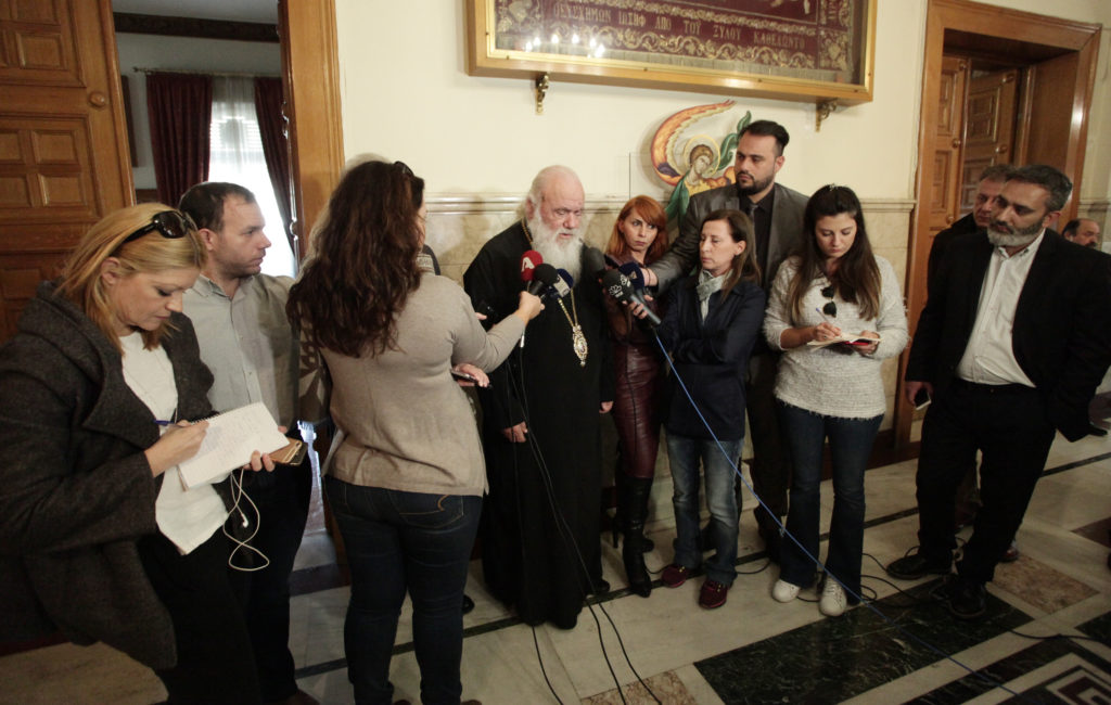 Έρχεται αντιπροσωπεία του Οικουμενικού Θρόνου. Ο Γαβρόγλου είναι κινητικός. Ο Μακαριώτατος ενώνει τους εφημερίους του.