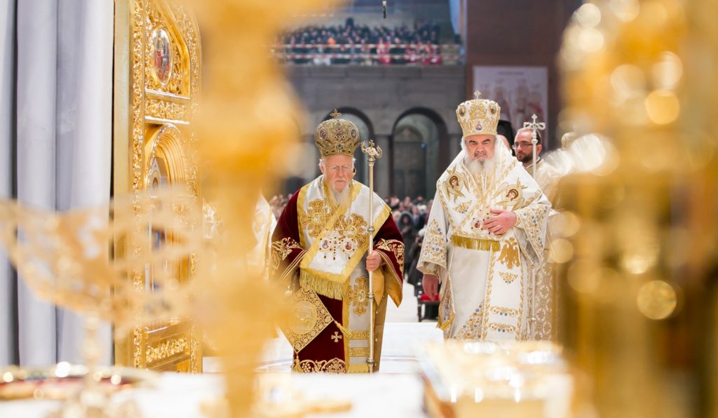 Patriarhul Ecumenic a prezidat prima Liturghie oficiată în Catedrala Mântuirii Neamului | VIDEO