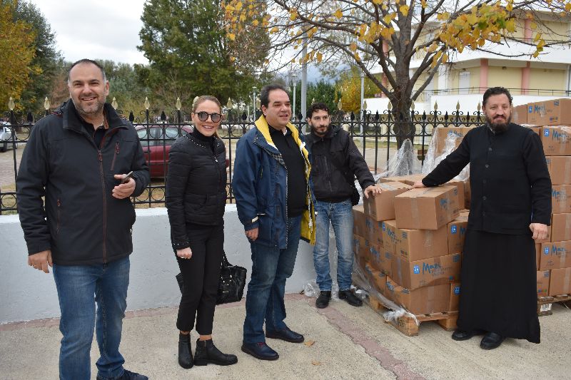 Διανομή δεμάτων στη Μητρ.Μαρωνείας