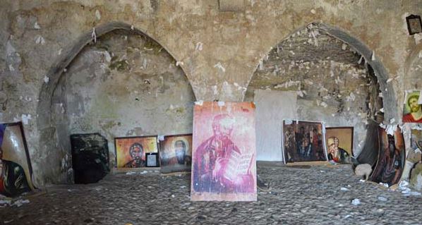 Άγιος άνοιξε την πόρτα του σε τρεις δημοσιογράφους (βίντεο)