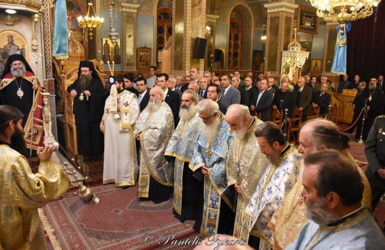 Χίος: πάνδημη λιτανεία της ιεράς εικόνας των Αγίων Βικτώρων
