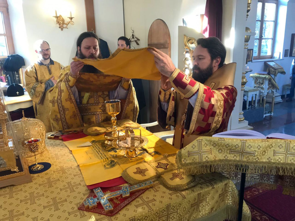 Metropolitan Hilarion celebrates Divine Liturgy at Holy Dormition Church in Beijing