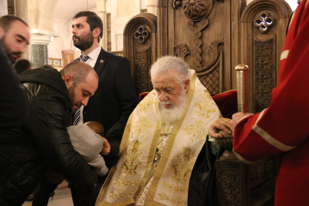 Грузинският патриарх Илия II кръсти 700 деца на 56-то годишно масово кръщение