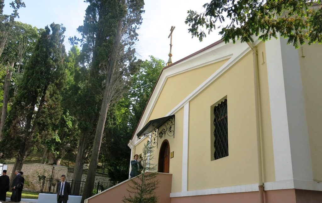 Η Μόσχα στέλνει ιερέα στην Κωνσταντινούπολη