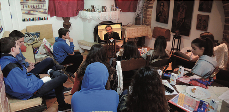 Ο π. Θεμιστοκλής Μουρτζανός συνομιλεί,μέσω Skype, με τα παιδιά των κατηχητικών