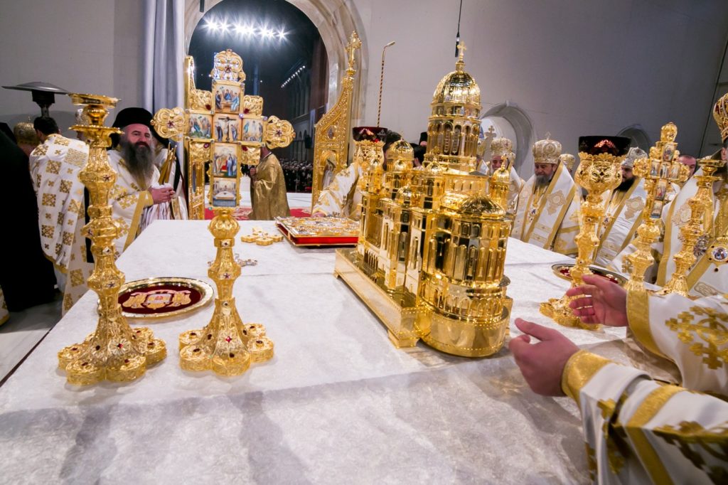 Ce moaște de sfinți români se află în Sfânta Masă a Catedralei Naționale