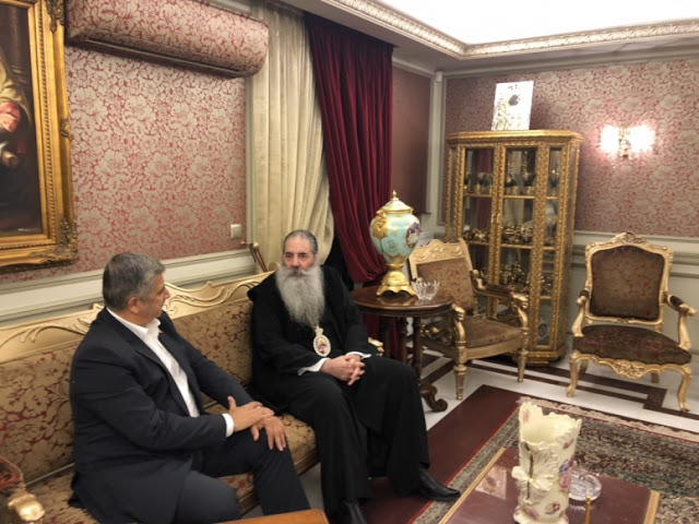 “Τετ α τετ” Σεραφείμ – Πατούλη στη Μητρόπολη Πειραιώς