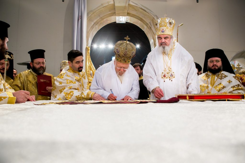 Eveniment istoric: Patriarhul Ecumenic şi Patriarhul României au sfinţit Catedrala Mântuirii Neamului