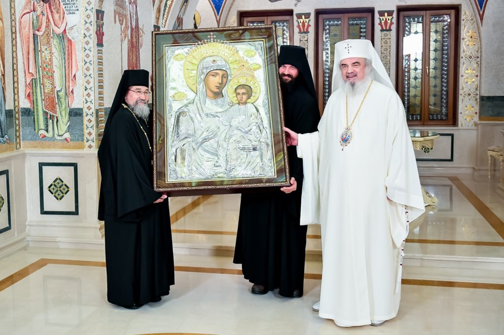 Schitul Prodromu a dăruit o icoană a Maicii Domnului pentru Catedrala Națională