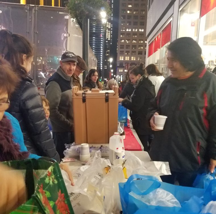 Νέα Υόρκη: Οι γυναίκες της Φιλοπτώχου στους αστέγους