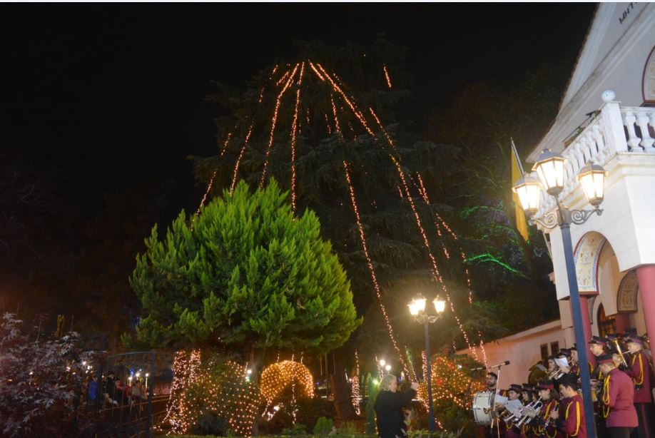 Γιορτινή ατμόσφαιρα στο Επισκοπείο Κατερίνης με το άναμμα του χριστουγεννιάτικου δέντρου