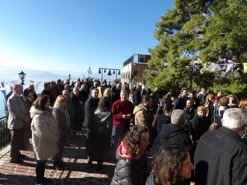 Πλήθος κόσμου στην Ι.Μ. Οσίου Παταπίου Λουτρακίου (φώτο)