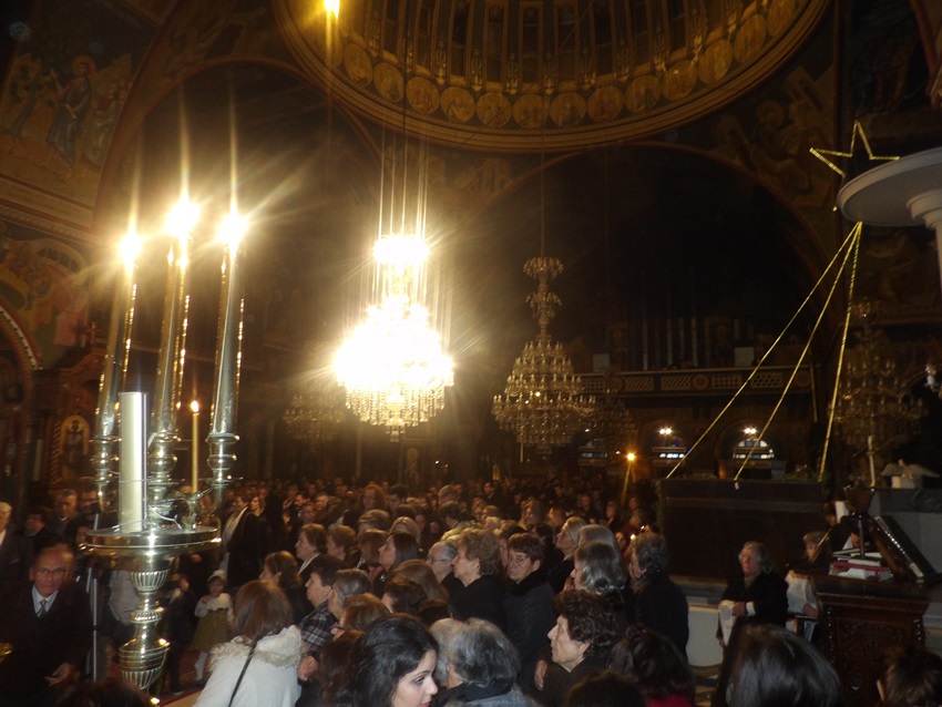 Κόρινθος: Πραγματικά το αδιαχώρητο στην Ι. Αγρυπνία (φώτο)