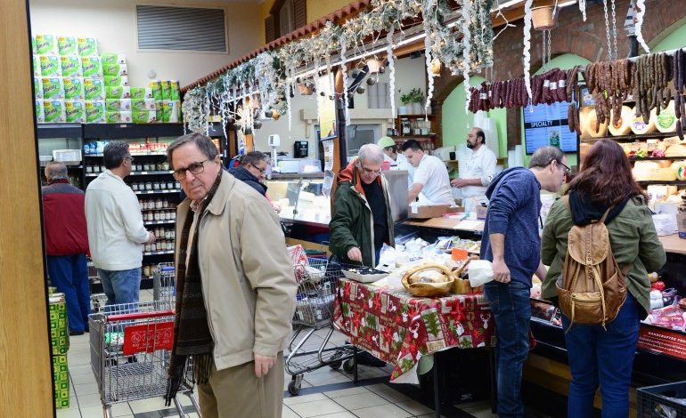 Αυξάνεται η κίνηση στην Αστόρια για τις αγορές των εορτών