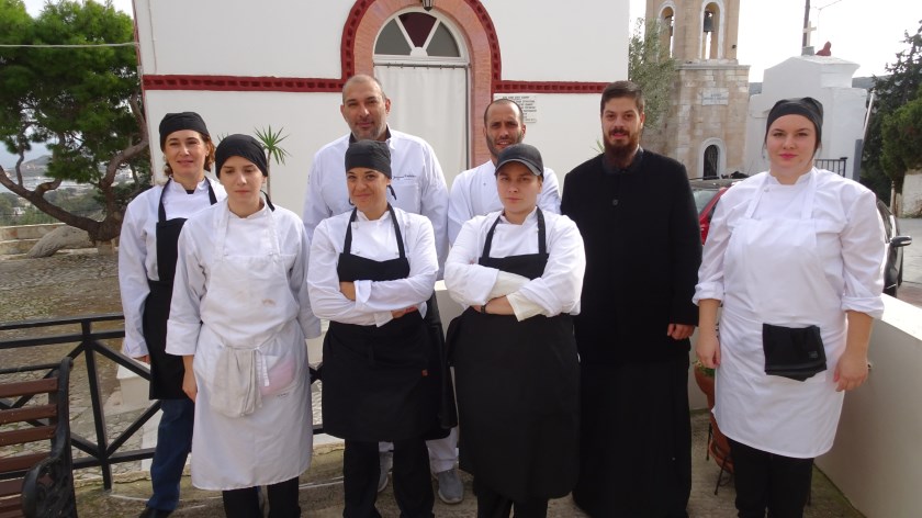 Σπουδαστές του ΔΙΕΚ Σύρου σε συνεργασία με τη Μητρόπολη Σύρου μαγείρεψαν για ηλικιωμένους