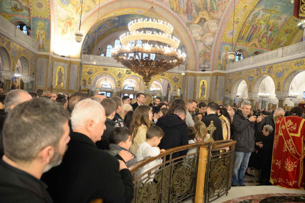 Πάτρα: Οι εκκλησίες πλημμυρίζουν παρά το πείσμα των καιρών (φώτο)