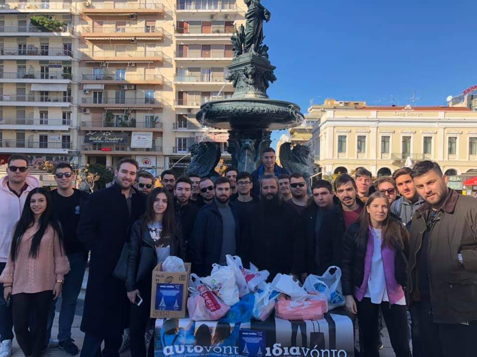 Πάτρα: Φοιτητές παρέδωσαν τρόφιμα και ρούχα στη Μητρόπολη
