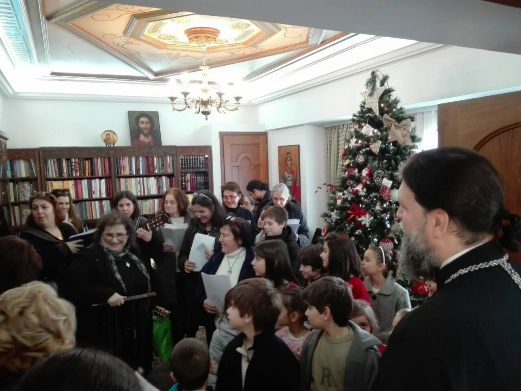 Μητρ. Νέας Ιωνίας: Τραγούδησε και φωτογραφήθηκε μαζί με τους καλαντιστές