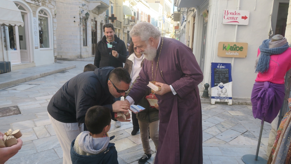 Ο Μητρ.Σύρου μοίρασε ευχές στο κέντρο της Ερμούπολης