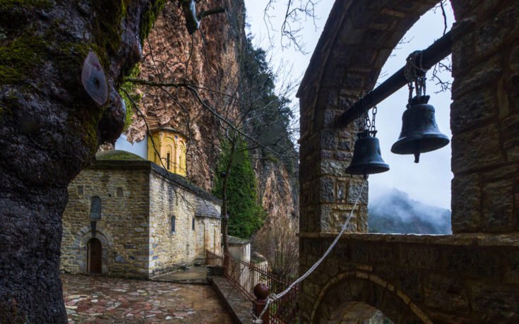 Το μοναστήρι της Παναγίας που είναι κρυμμένο σε μια σπηλιά σε απόκρημνο βράχο