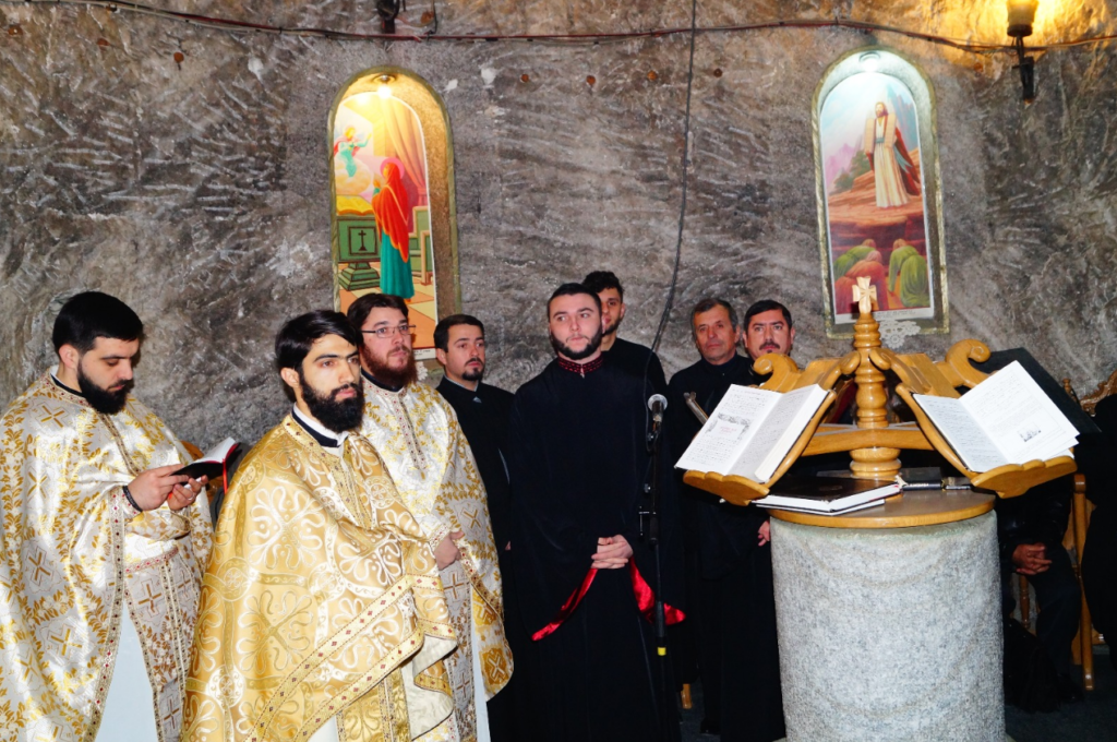 Mai mulți preoți din Arhiepiscopia Romanului și Bacăului au oficiat în ziua de 4 decembrie 2018 Sfânta Liturghie în cinstea Sfintei Mare Mucenițe Varvara în lăcașul de cult realizat în interiorul Salinei Târgu-Ocna.