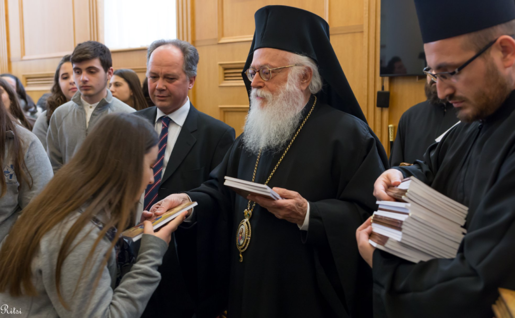 În imagini: Mai mulţi elevi au străbătut peste 200 km pentru a-l colinda pe Arhiepiscopul Albaniei