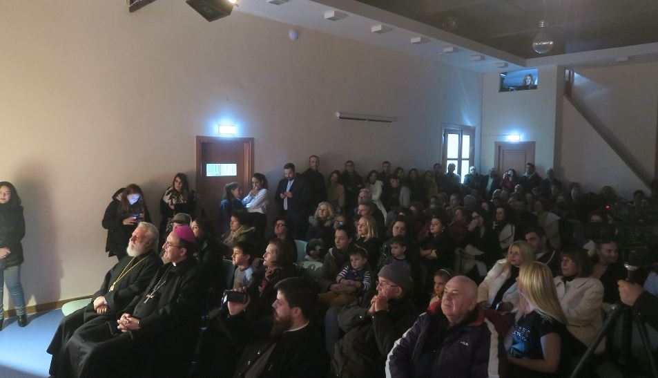 Τα παιδιά γιορτάζουν τα Χριστούγεννα