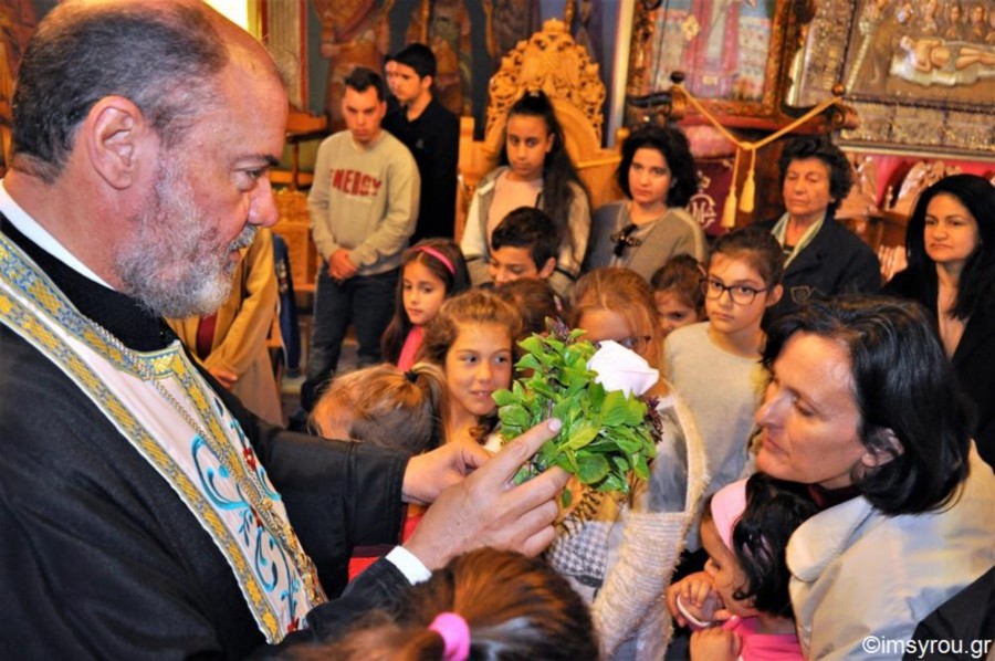 Χριστουγεννιάτικη εκδήλωση από τα κατηχητικά της Μυκόνου