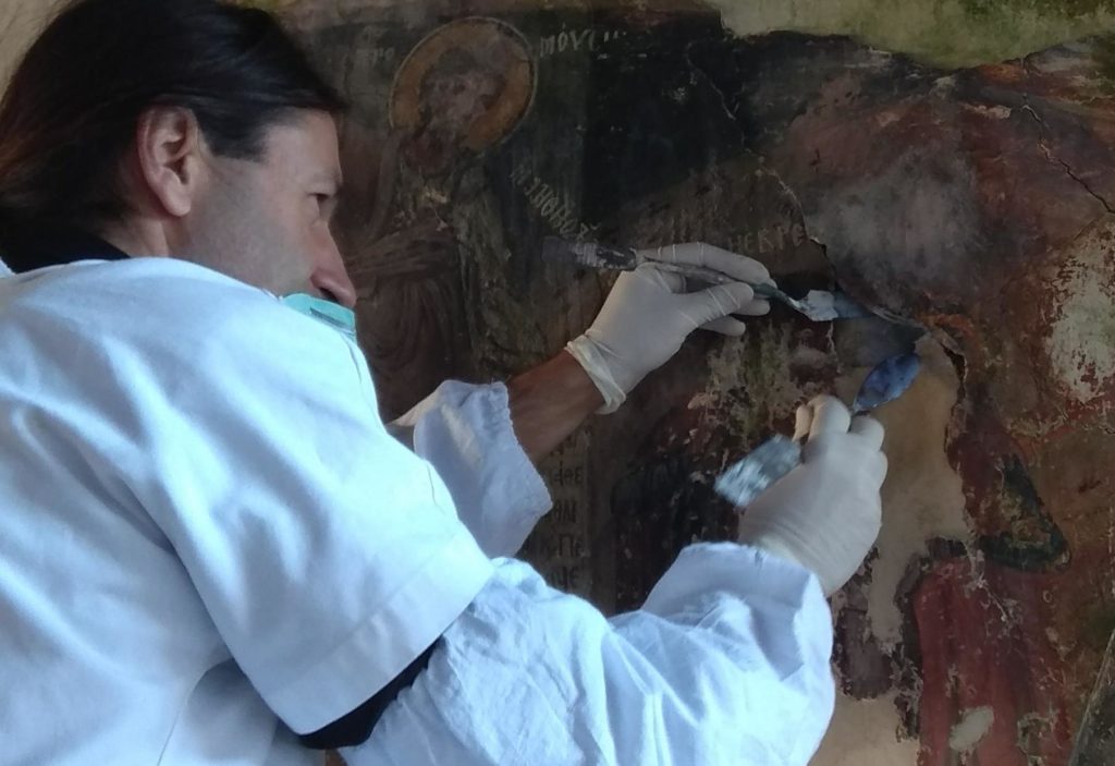 Berat, restaurim i afreskut në kishën e Shën Mitrit