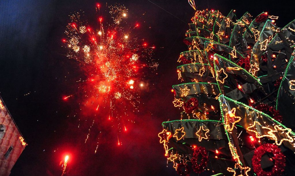 إضاءة شجرة ميلاد بارتفاع 33 مترا وافتتاح مغارة بمساحة 400 متر مربع في دير سيدة صيدنايا- فيديو