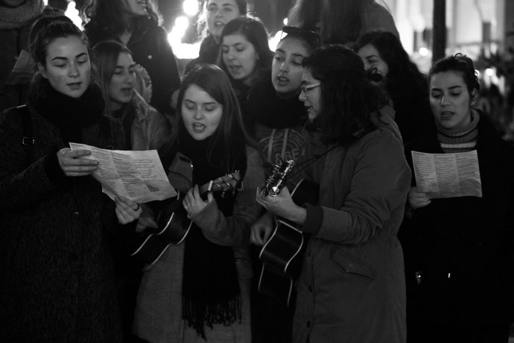 Κάλαντα μέσα στο κρύο της Αριστοτέλους (βίντεο)