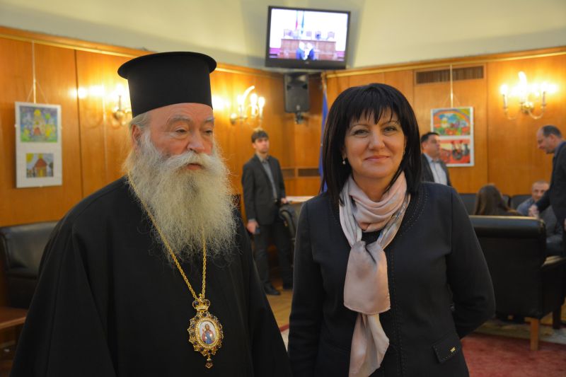 За втора година бе открита благотворителната изложба-базар на Св. Синод и Българския парламент в подкрепа на онкоболни деца