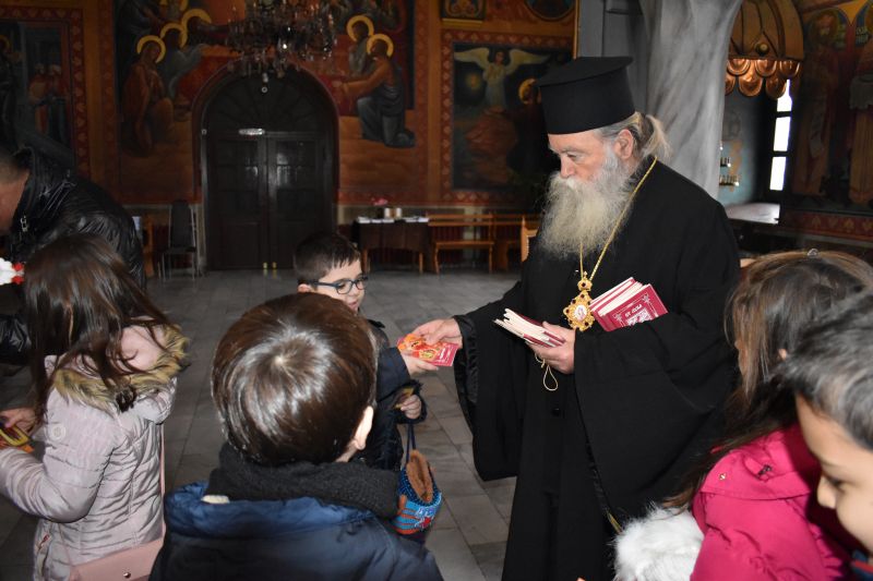 Второкласници направиха дарение на социалната кухня към Ловчанска св. митрополия