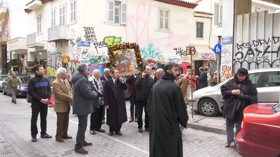 Λιτάνευση της Εικόνας της Γεννήσεως στα σοκάκια της Αθήνας μετά τη Θεία Λειτουργία