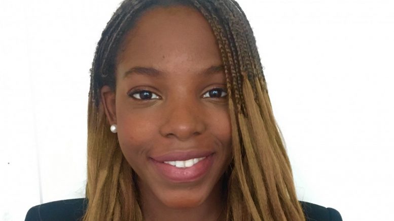 Η 25χρονη Άννα αφηγείται παραμύθια σε ελληνόπουλα της Στοκχόλμης