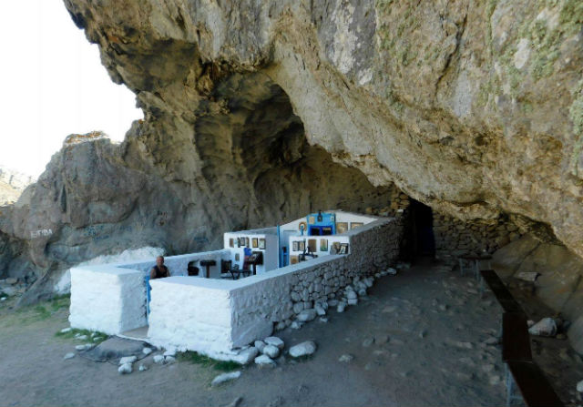 Η εντυπωσιακή εκκλησία στη Λήμνο χωρίς σκεπή (φώτο)