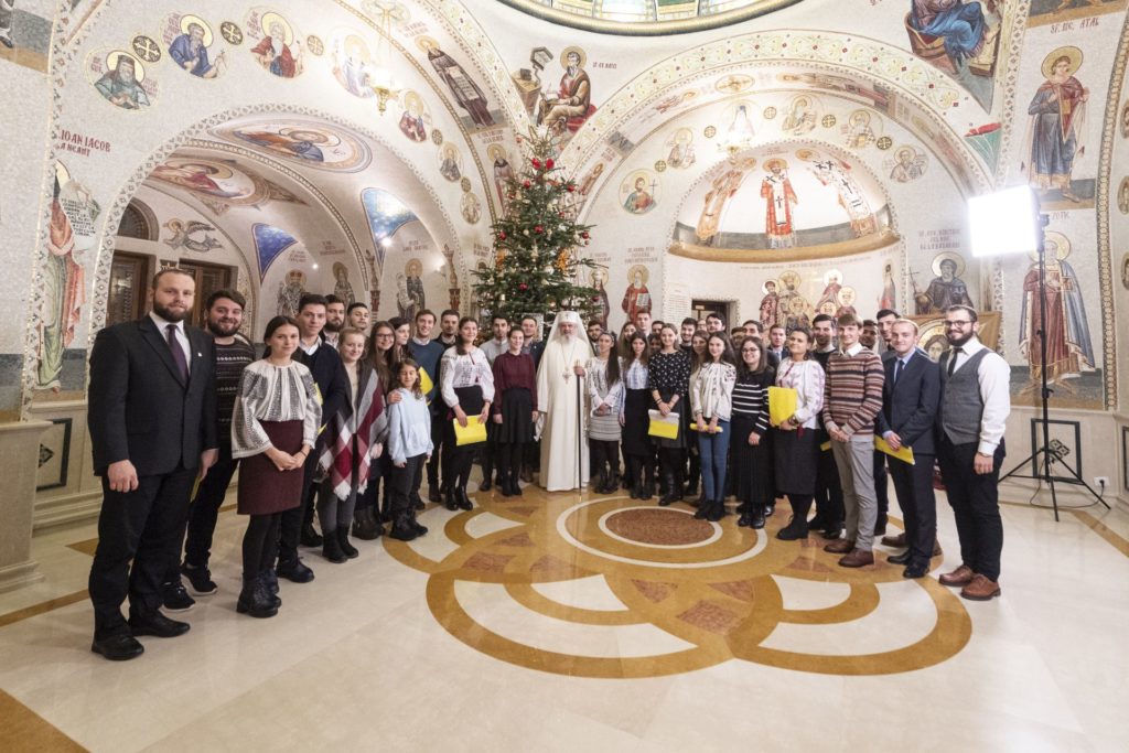 First groups of young people sing Christmas carols for HB Patriarch Daniel