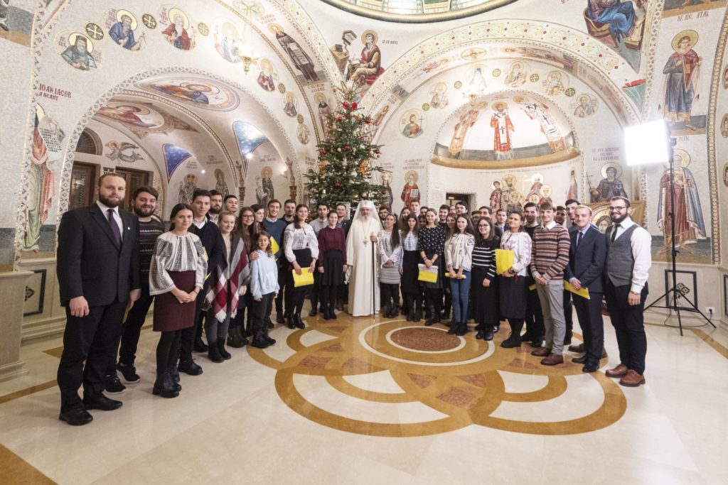 First groups of young people sing Christmas carols for HB Patriarch Daniel