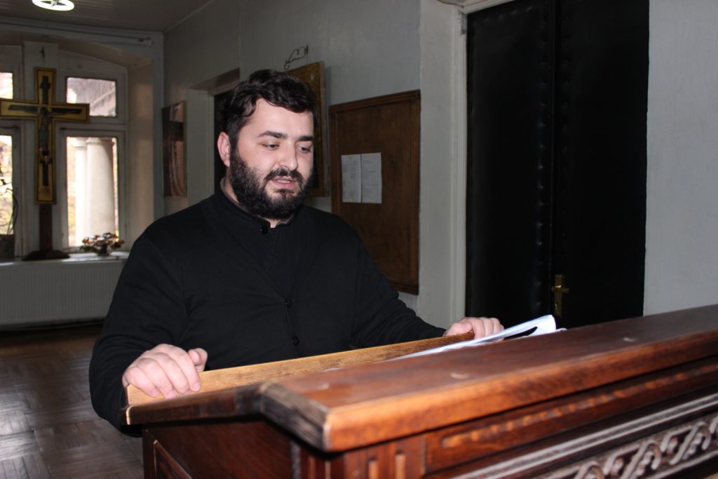 ყოველკვირეული მოხსენებები აკადემიაში