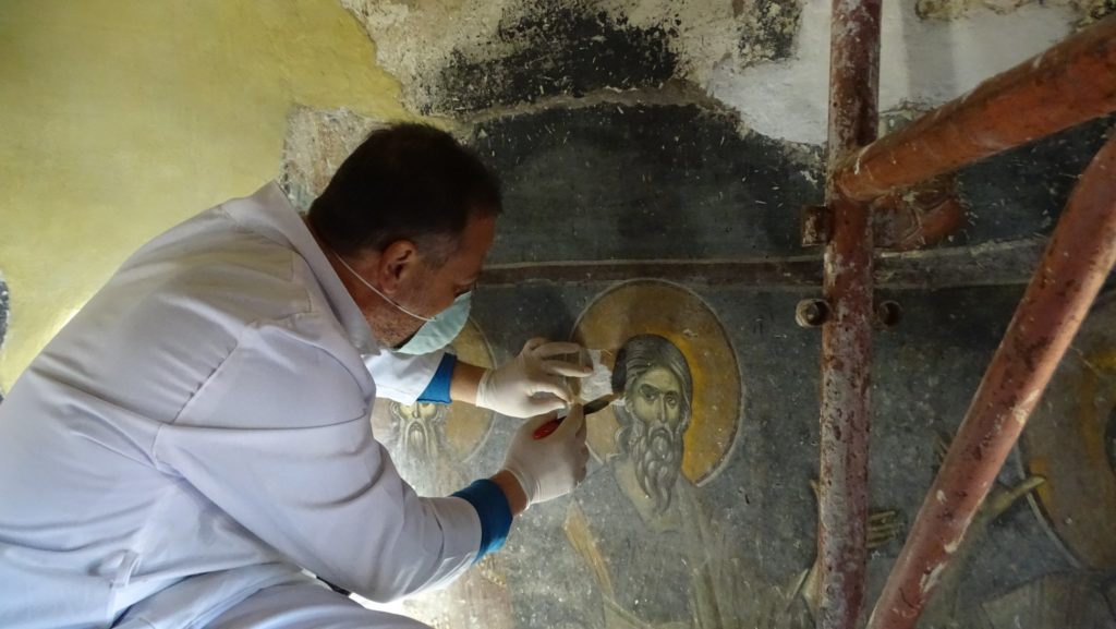 Restaurohet afresku i kishës së Shën Triadhës në Berat