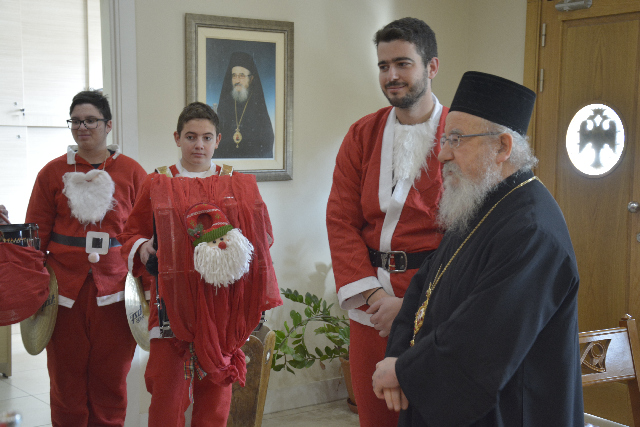 Μητρ. Αιτωλίας: Άκουσε τους καλαντιστές με χαρά και μεγίστη πατρική αγάπη (βίντεο)