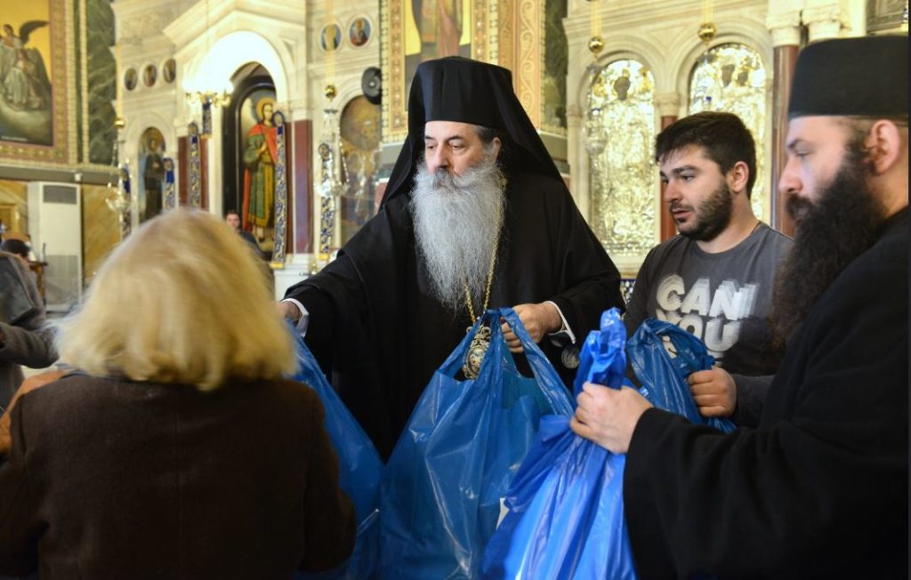 Προσφορά 7.500 δεμάτων αγάπης από τον Μητρ. Πειραιώς