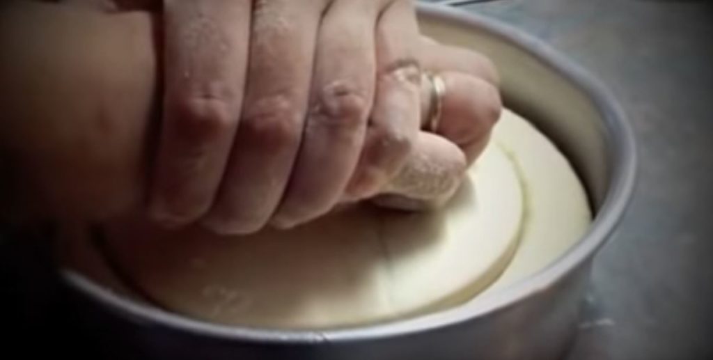 Φτιάχνοντας Πρόσφορο με την ανάλογη προσευχή (βίντεο)