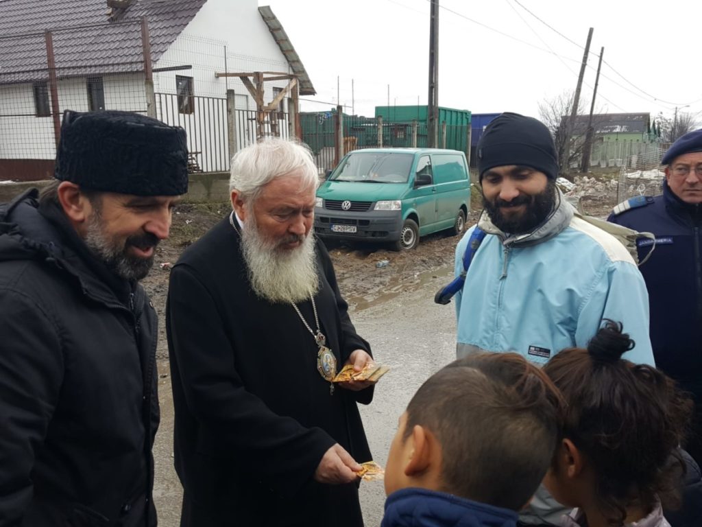 Prin implicarea Mitropolitului Andrei, 900 copii de etnie romă au primit daruri de Crăciun
