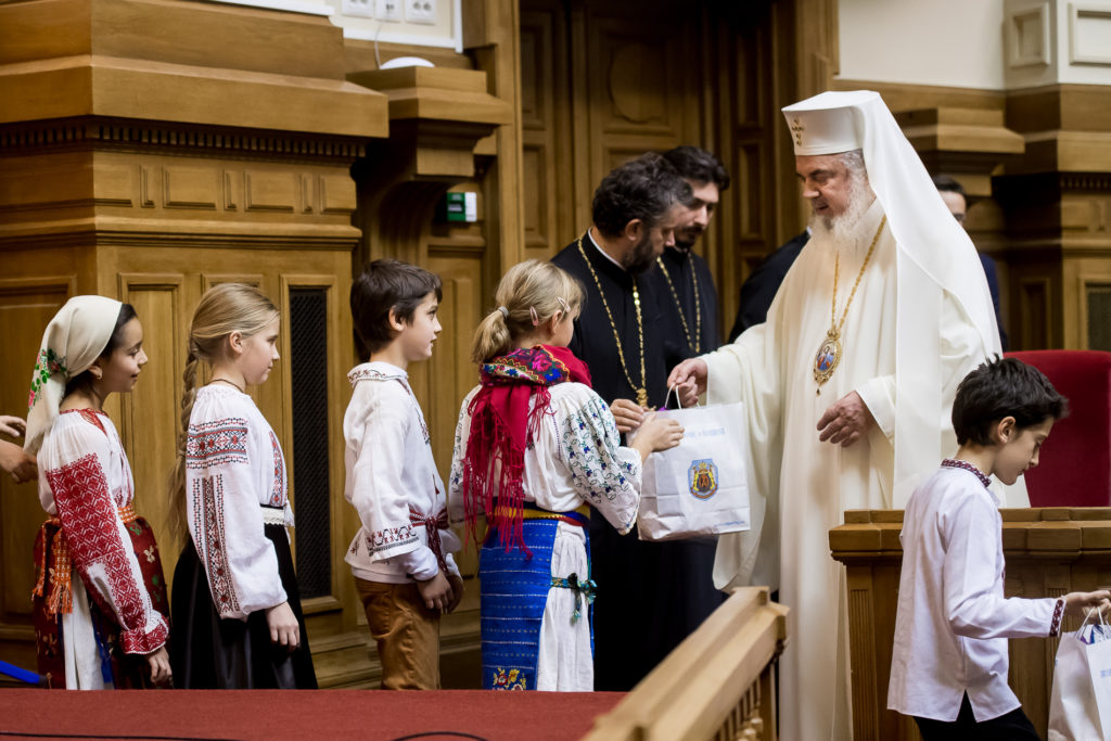 Spectacol: Sfântul Nicolae în mijlocul elevilor bucureșteni la Palatul Patriarhiei