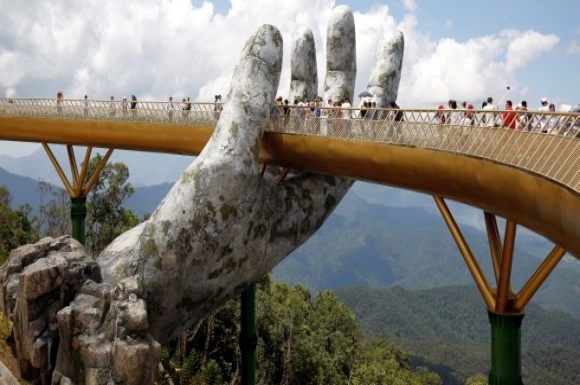 Arhiepiscopia Bucureștilor şi DGASMB sprijină persoanele fără adăpost cu îmbrăcăminte și încălțăminte pentru iarnă