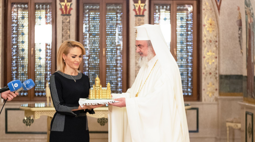 Primarul Capitalei a primit o machetă de cristal a Catedralei Naționale